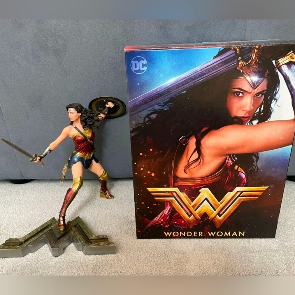 Wonder Woman (Amazon Exclusive/Wonder Woman Figurine)